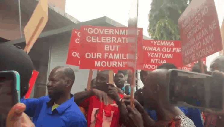 Cocoa farmers picket COCOBOD, accuse gov’t of betrayal over prices